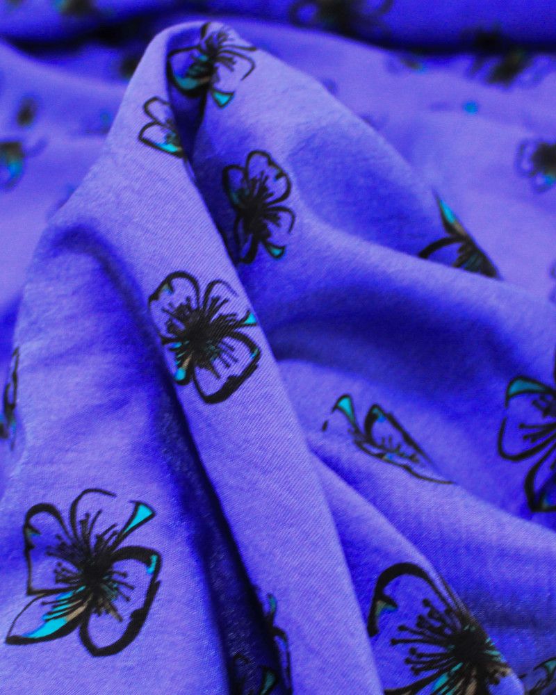 Tecido Viscose Mista com Poliamida Grosso Barrado Floral Bege, Preto e Azul