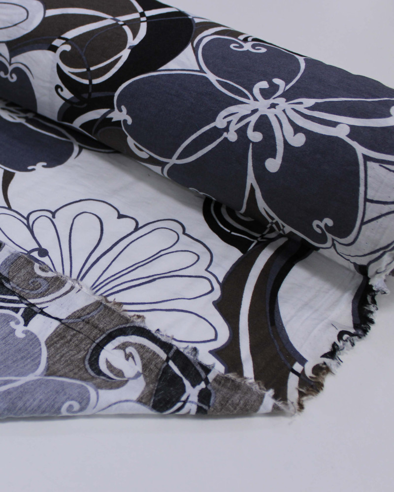 Tecido Viscose Mista com Poliamida Macro Flores Marrom, Tons de Cinza e Branco