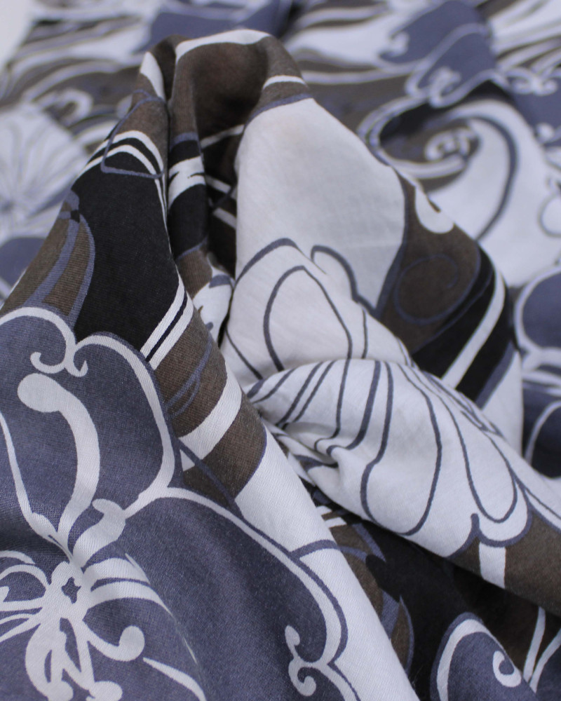 Tecido Viscose Mista com Poliamida Macro Flores Marrom, Tons de Cinza e Branco