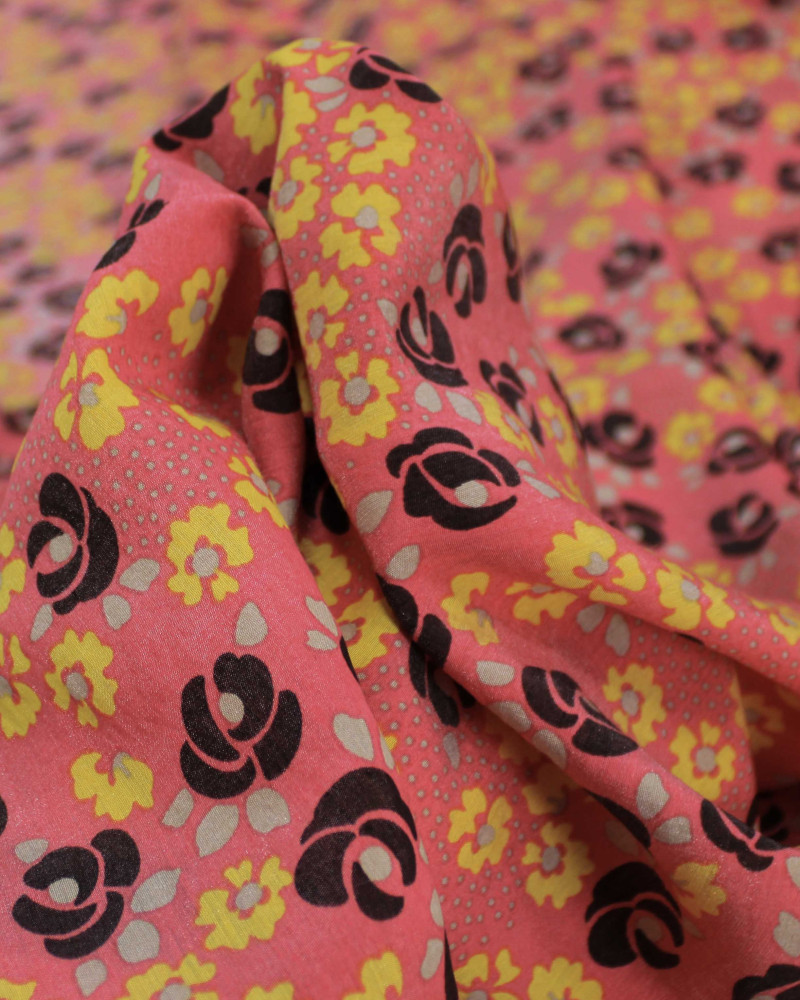 Tecido Viscose Mista com Poliamida Micro Tapete Floral Amarelo, Preto e Coral