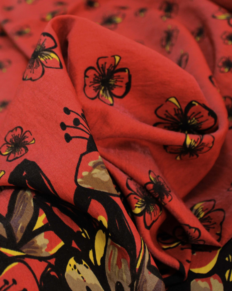 Tecido Viscose Mista com Poliamida Barrado Floral Preto, Amarelo e Vermelho