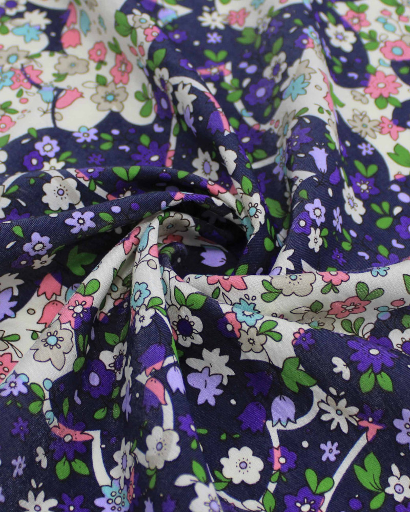 Tecido Viscose Mista com Poliamida Grosso Tapete Floral Candy Color, Azul Marinho e Offwhite