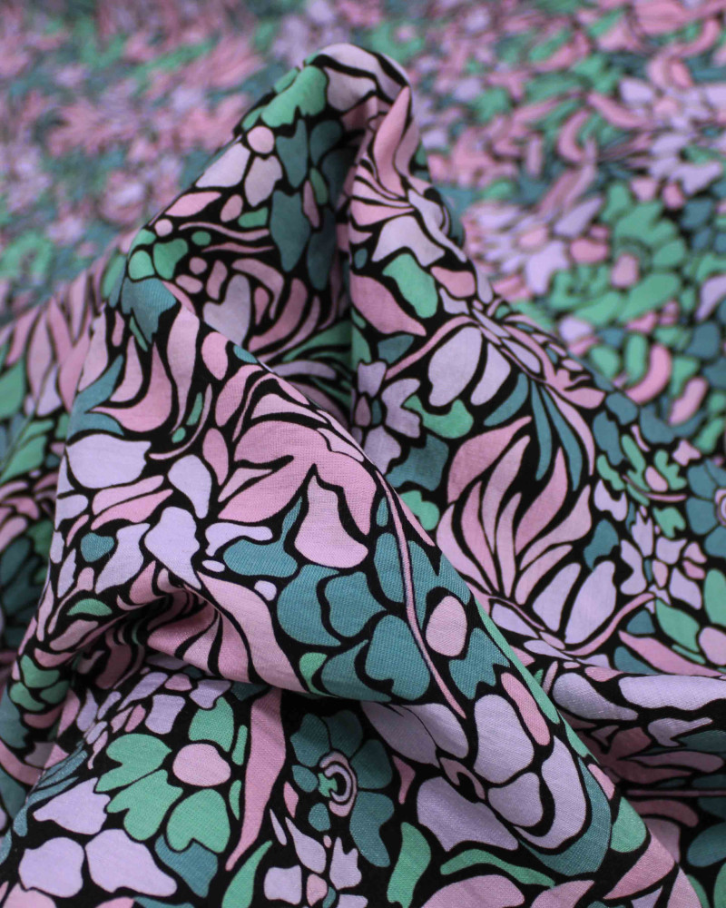 Tecido Viscose Mista com Poliamida Grosso Campo Floral Abstrato Tons de Rosa e Tons de Verde