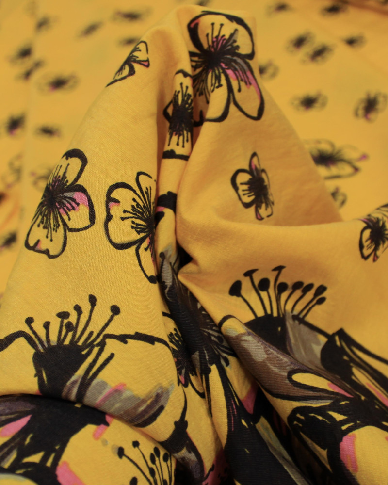 Tecido Viscose Mista com Poliamida Barrado Floral Rosa, Preto e Amarelo