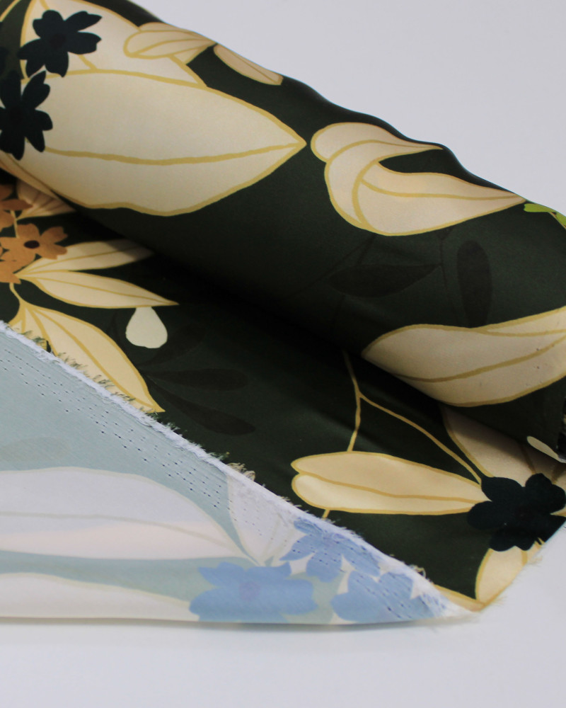 Tecido Crepe Silk Italiano Macro Flores Creme, Branco e Verde