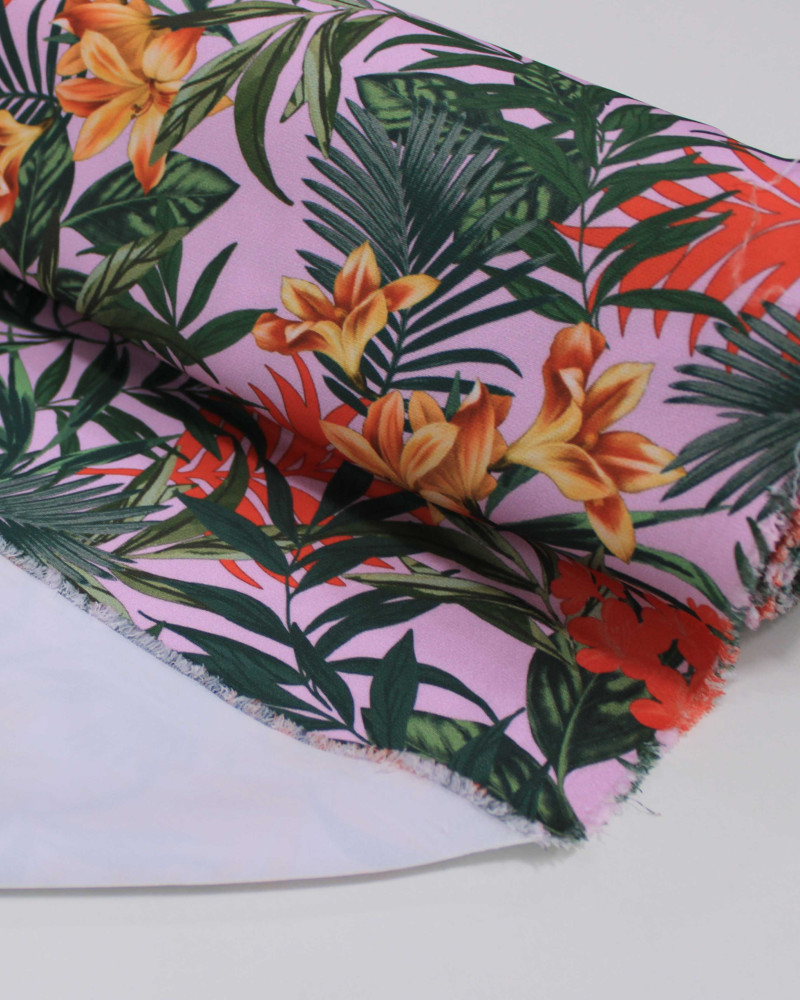 Tecido Micro Fibra Alfaiataria Folhagens e Flores Colorido e Lilás