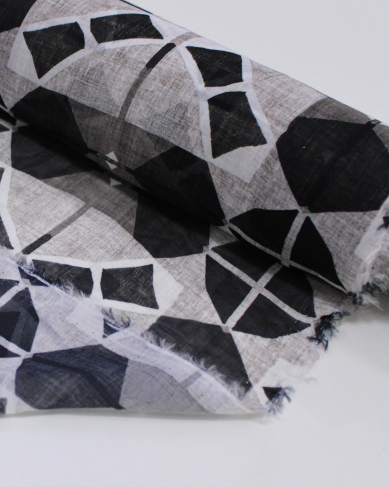 Tecido Crepe Chiffon Italiano Quadriculado Estampado Preto e Tons de Cinza