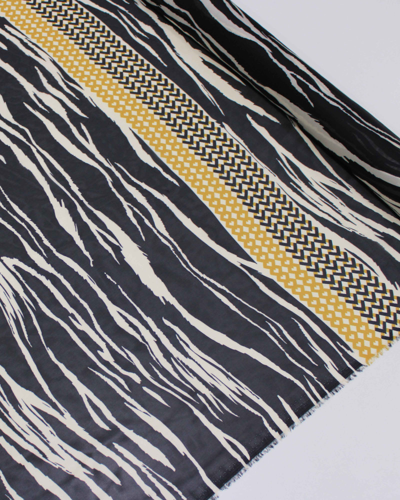 Tecido Crepe Chiffon Italiano Macro Animal Print em Listras Verticais