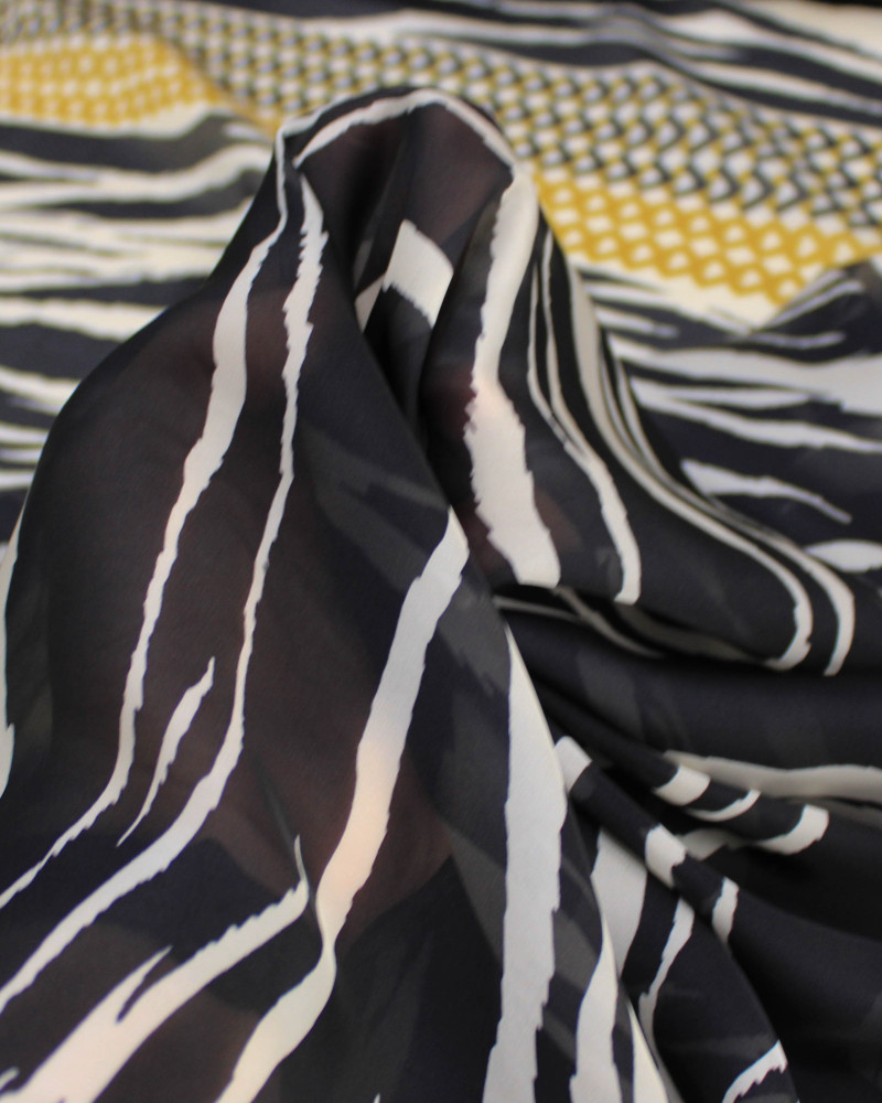 Tecido Crepe Chiffon Italiano Macro Animal Print em Listras Verticais