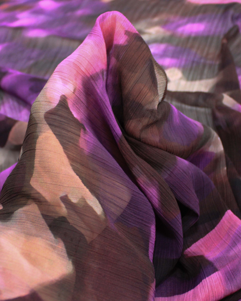 Tecido Crepe Chiffon Texturizado Italiano Estampa Abstrata Tons de Roxo