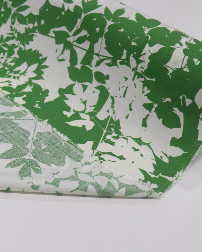 Tecido Viscose Texturizada Folhagens Abstratas Offwhite e Verde
