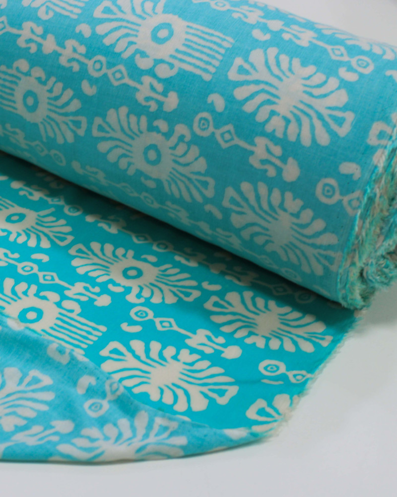Tecido Viscose Fina Estampa Étnica Barrado Vertical Branco e Verde Água