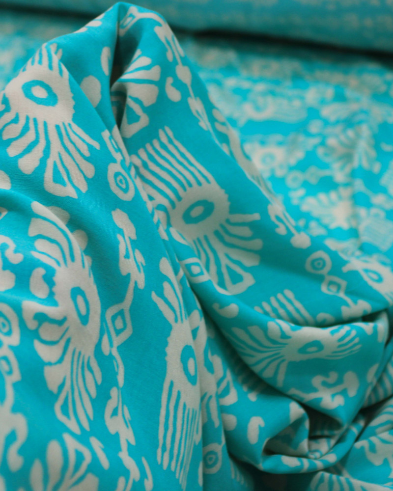 Tecido Viscose Fina Estampa Étnica Barrado Vertical Branco e Verde Água