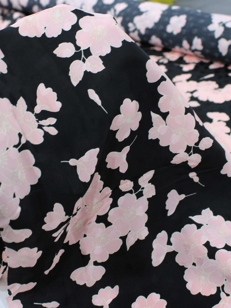 Tecido Viscose Italiana Macro Buquê Rosé e Preto