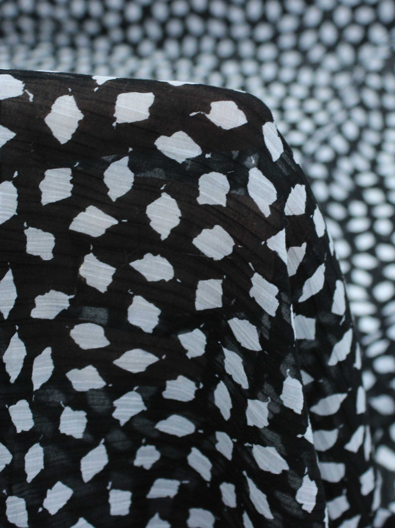 Tecido Crepe Chiffon Italiano Pingos Preto e Branco