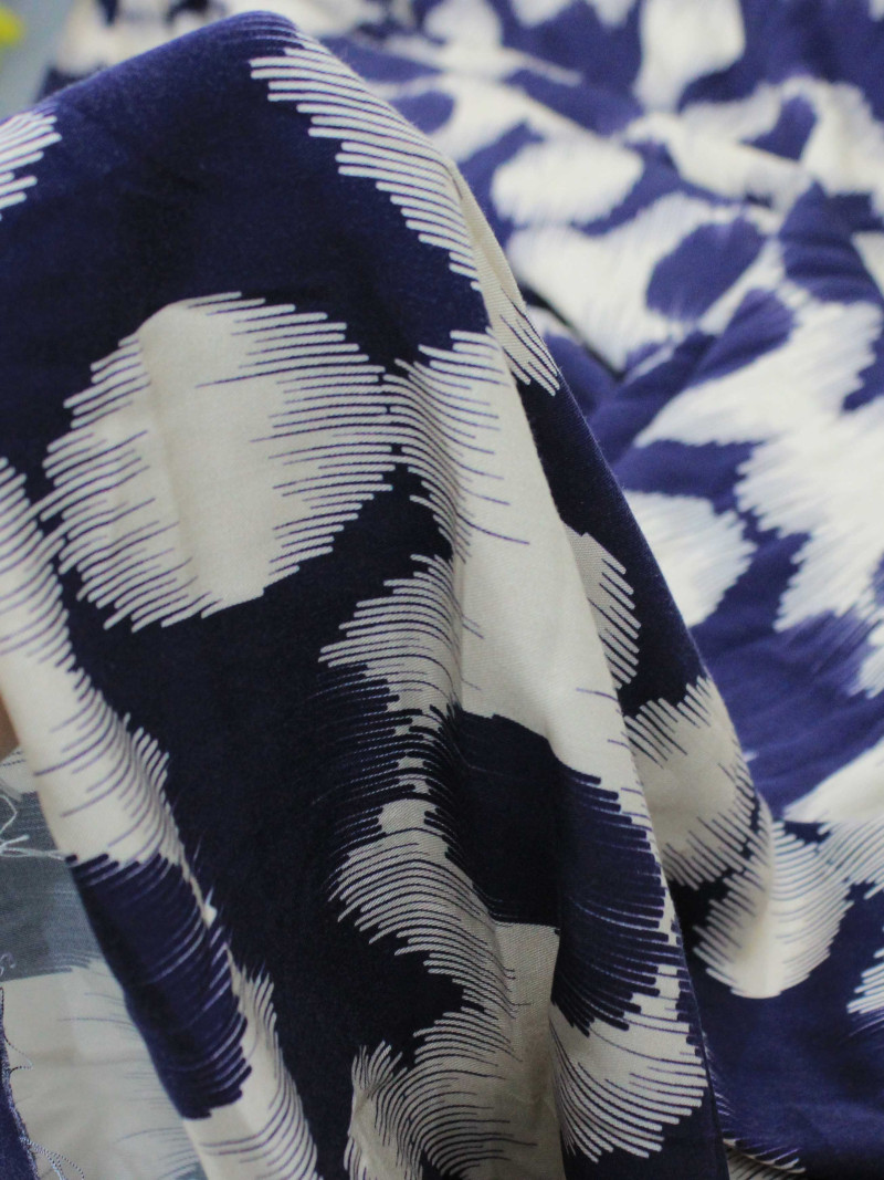 Tecido Viscose Italiano Bolas Abstratas Azul Marinho e Creme