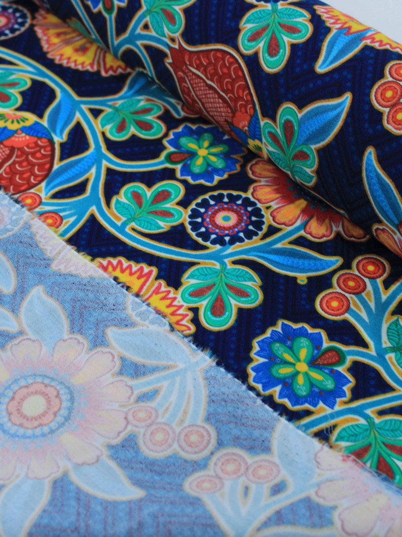Tecido Viscose Italiano Flores Abstratas Colorido e Azul Marinho