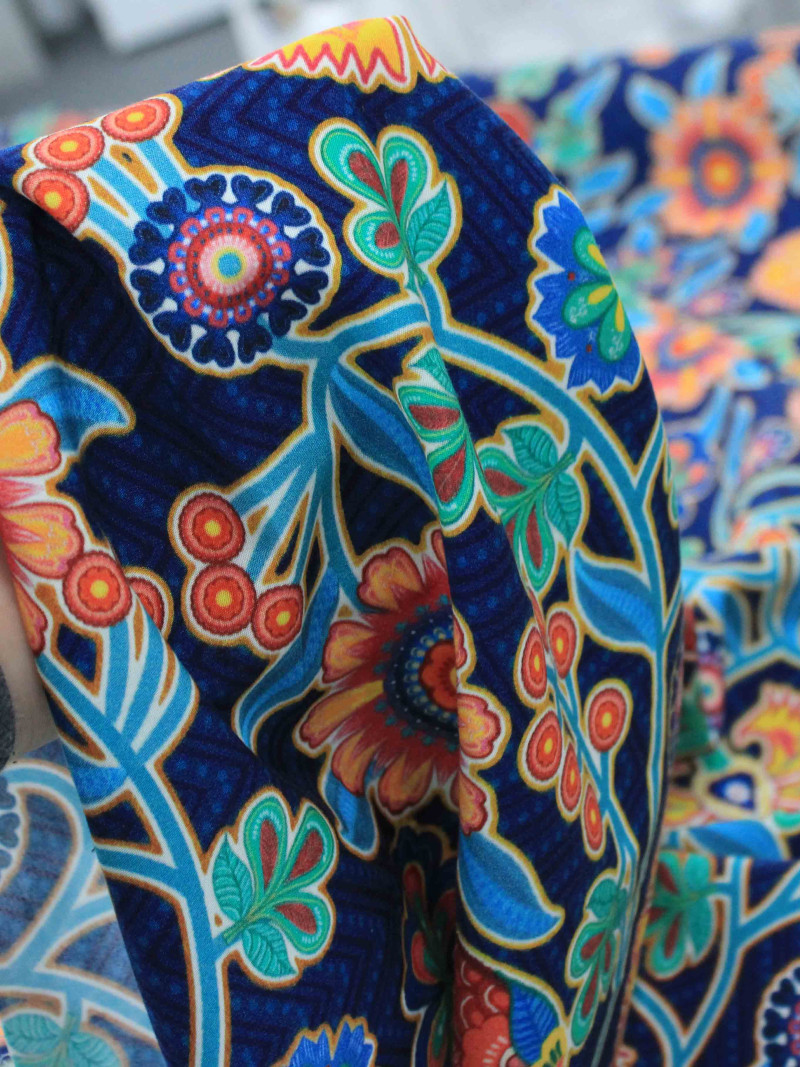 Tecido Viscose Italiano Flores Abstratas Colorido e Azul Marinho