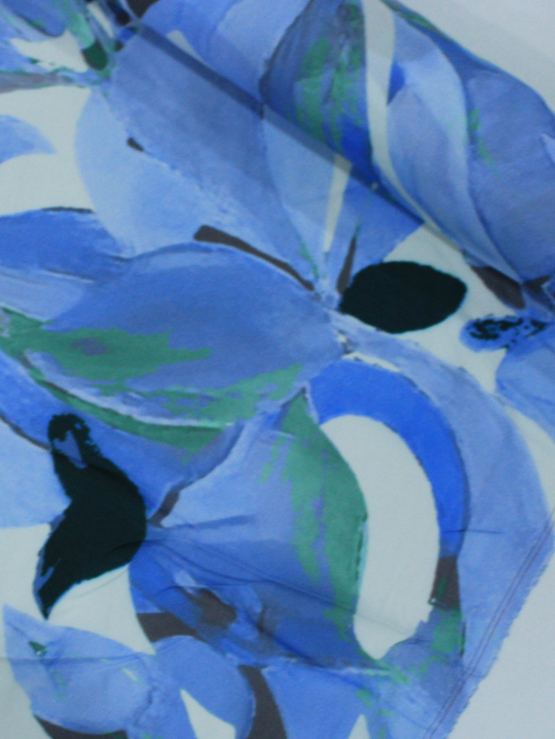Tecido Viscose Italiano Flores em Aquarela Tons de Azul
