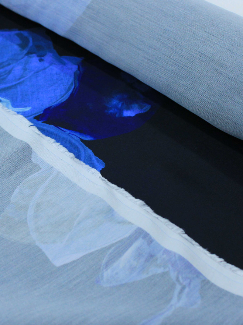 Tecido Viscose Italiano Maxi Flores Tons de Azul