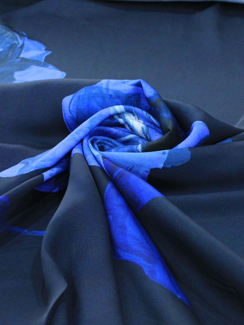 Tecido Viscose Italiano Maxi Flores Tons de Azul