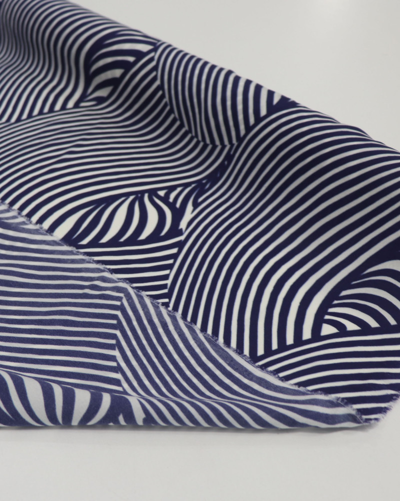 Tecido Crepe Salinas Italiano Listras Onduladas Branco e Azul Marinho