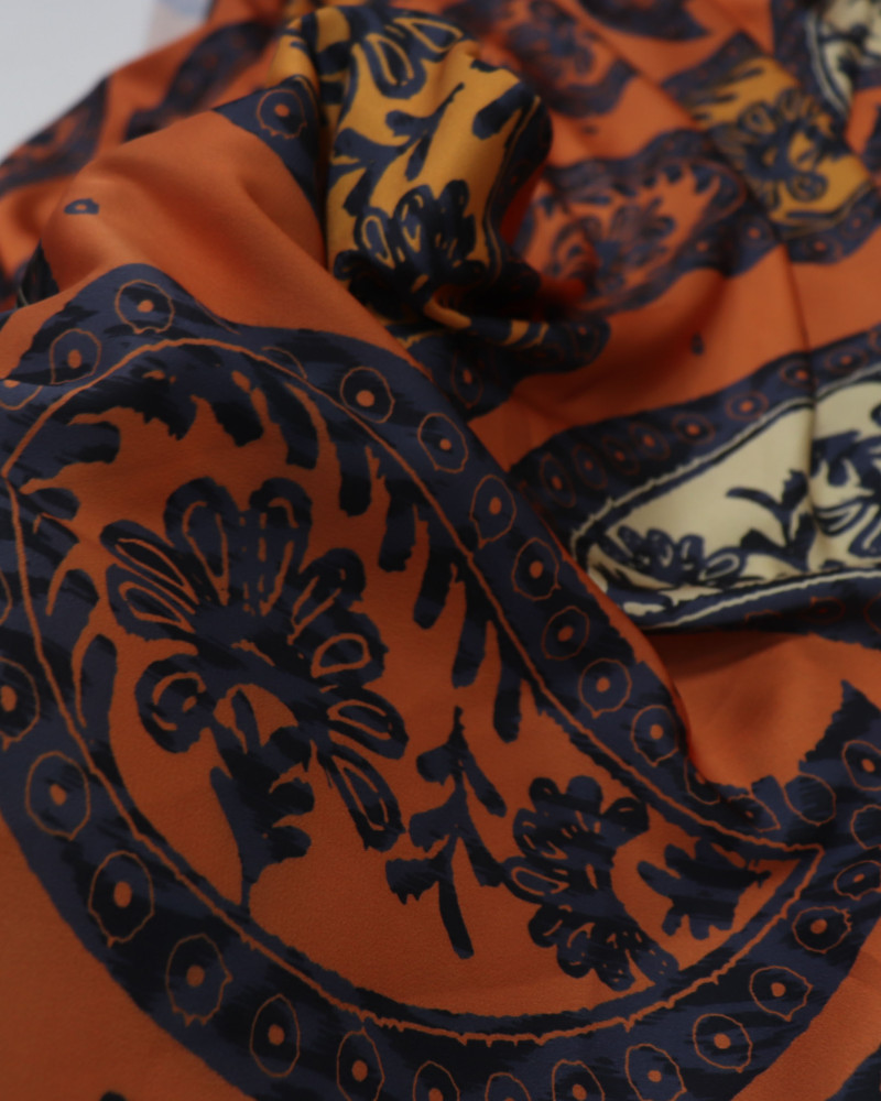 Tecido Crepe Silk Macro Paisley Laranja