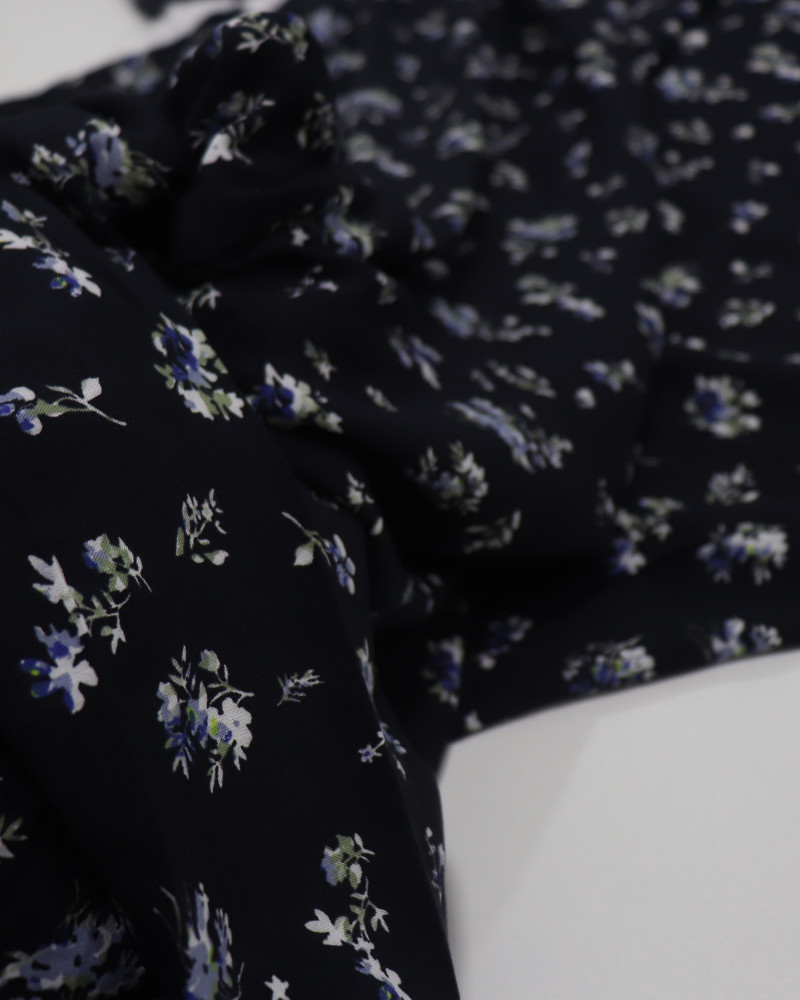 Tecido Viscose Fina Micro Buquê Floral Azul, Branco e Rosa
