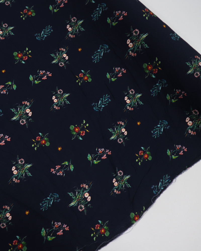 Tecido Crepe de Viscose Ramos Florais Colorido e Azul Marinho