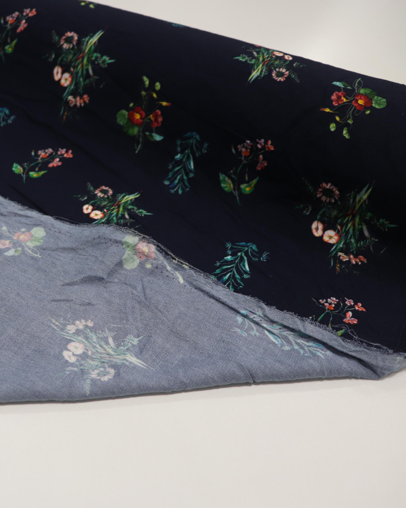 Tecido Crepe de Viscose Ramos Florais Colorido e Azul Marinho
