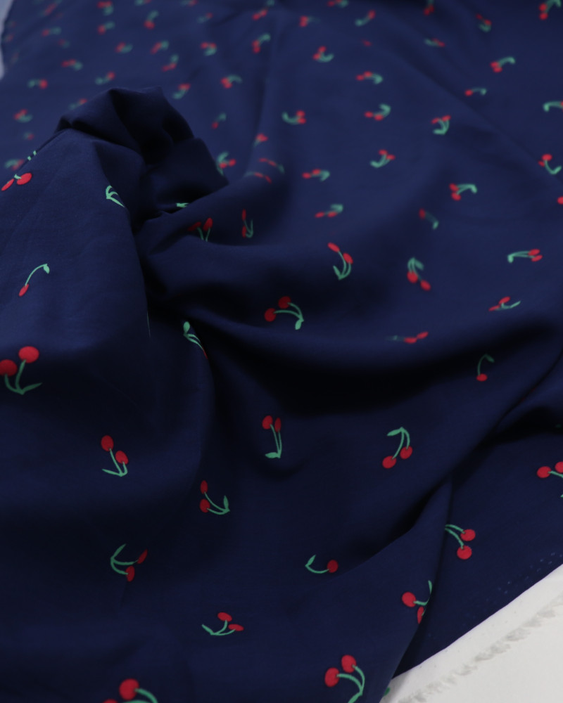 Tecido Viscose Cerejas Vemelho, Verde e Azul Marinho