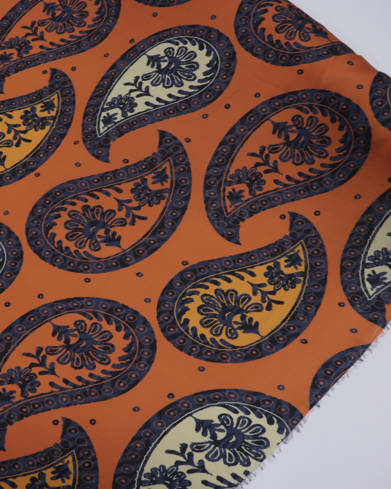 Tecido Crepe Silk Macro Paisley Laranja