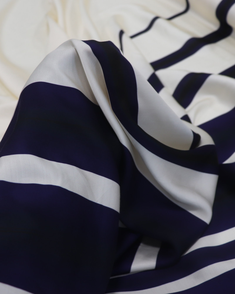 Tecido Crepe Silk Italiano Barrado em Listras Preto, Azul Marinho e Creme