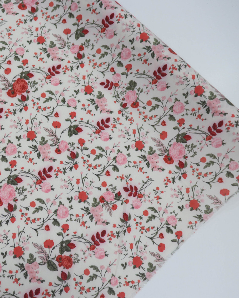 Tecido Crepe Salinas Italiano Campo de Rosas Vermelho e Creme