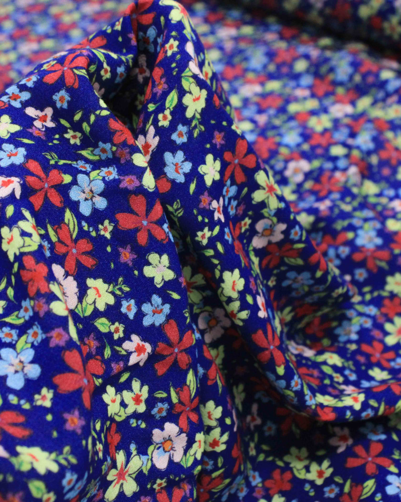 Tecido Crepe de Viscose Italiano Campo Floral Colorido e Azul Marinho