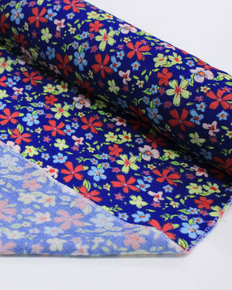 Tecido Crepe de Viscose Italiano Campo Floral Colorido e Azul Marinho