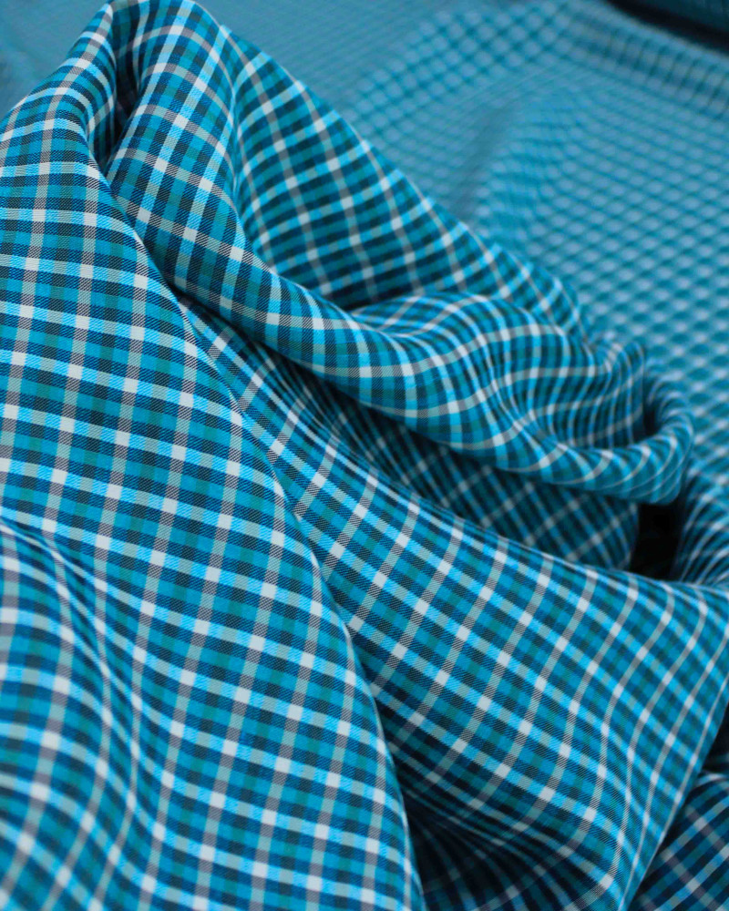 Tecido Linho Misto Italiano Micro Quadriculados Branco e Tons de Azul