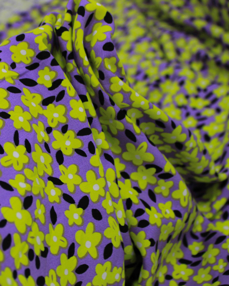 Tecido Viscose Tapete Floral Amarelo, Preto e Lilás