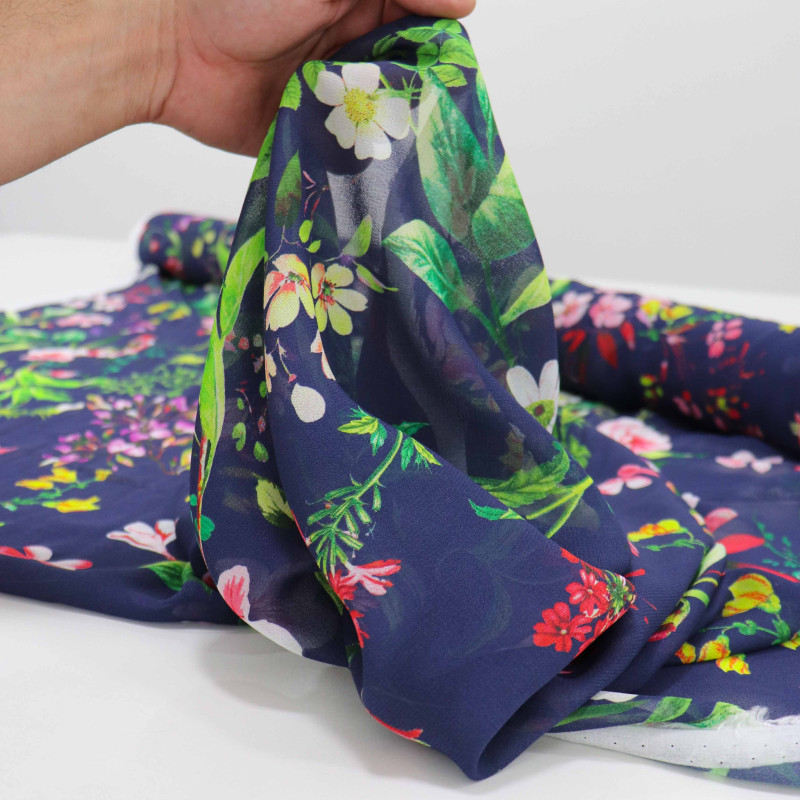 Tecido Crepe Chiffon de Viscose Italiana Floral Colorido e Azul Marinho