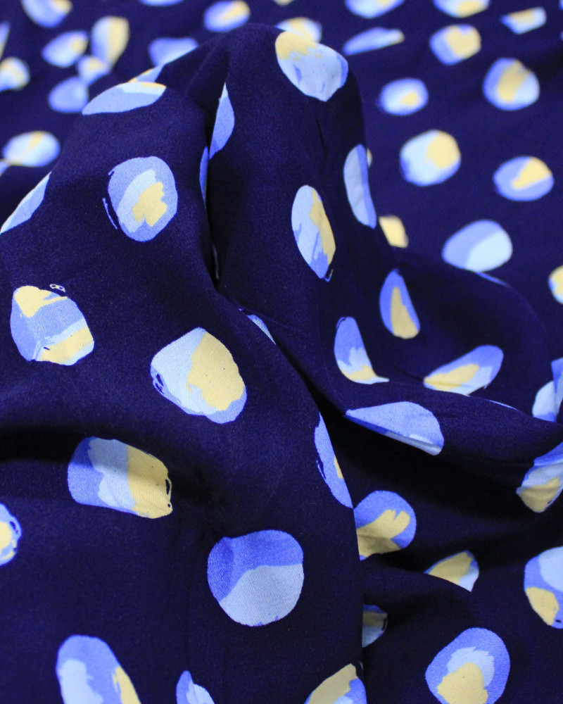 Tecido Viscose Poá Estampado Creme e Tons de Azul (Com Leves Defeitos)