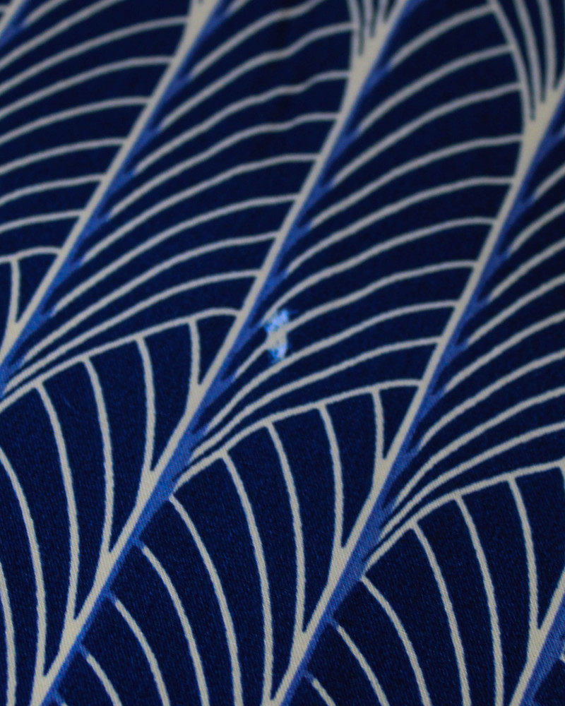 Tecido Viscose Linhas Curvas Creme e Azul Petróleo (Com Leves Defeitos)