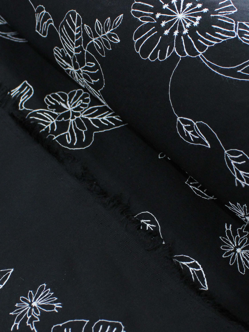 Tecido Alfaiataria de Viscose Bordada Floral Branco e Preto