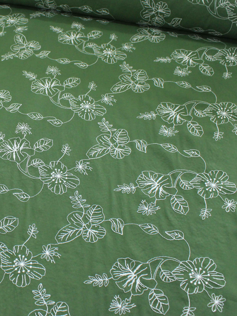 Tecido Alfaitaria de Viscose Bordada Floral Branco e Verde Militar