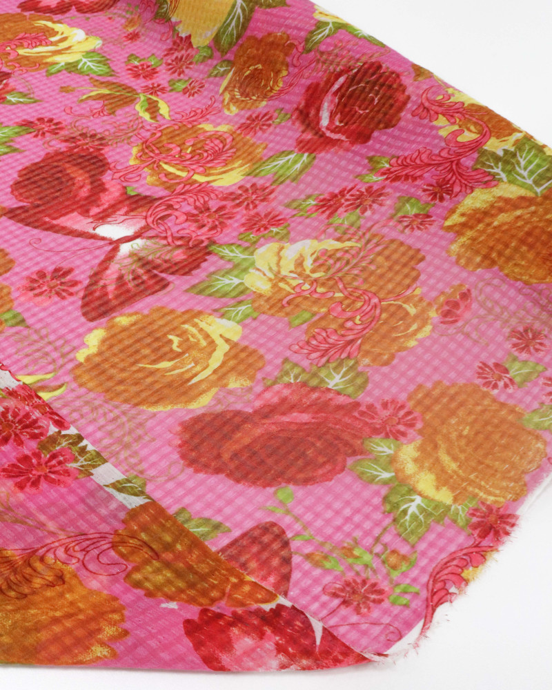 Tecido Crepe Chiffon Texturizado Italiano Macro Borboletas e Rosas Vermelha e Rosa