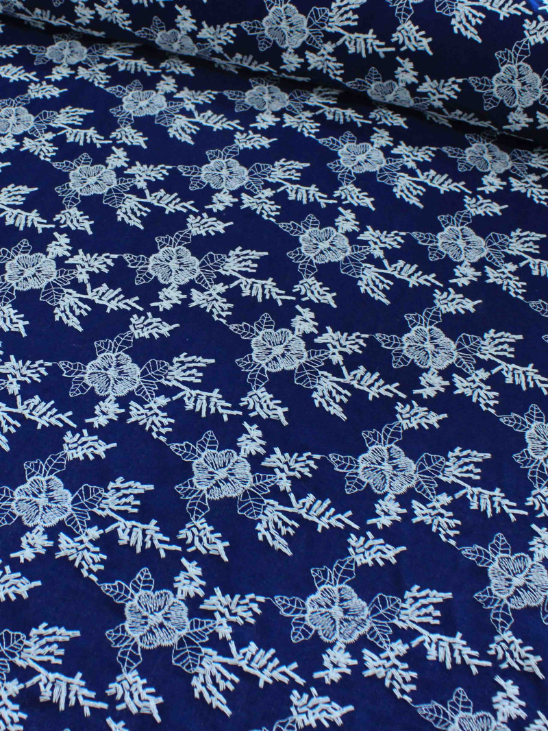 Tecido Linho Misto Bordado Floral Branco e Azul