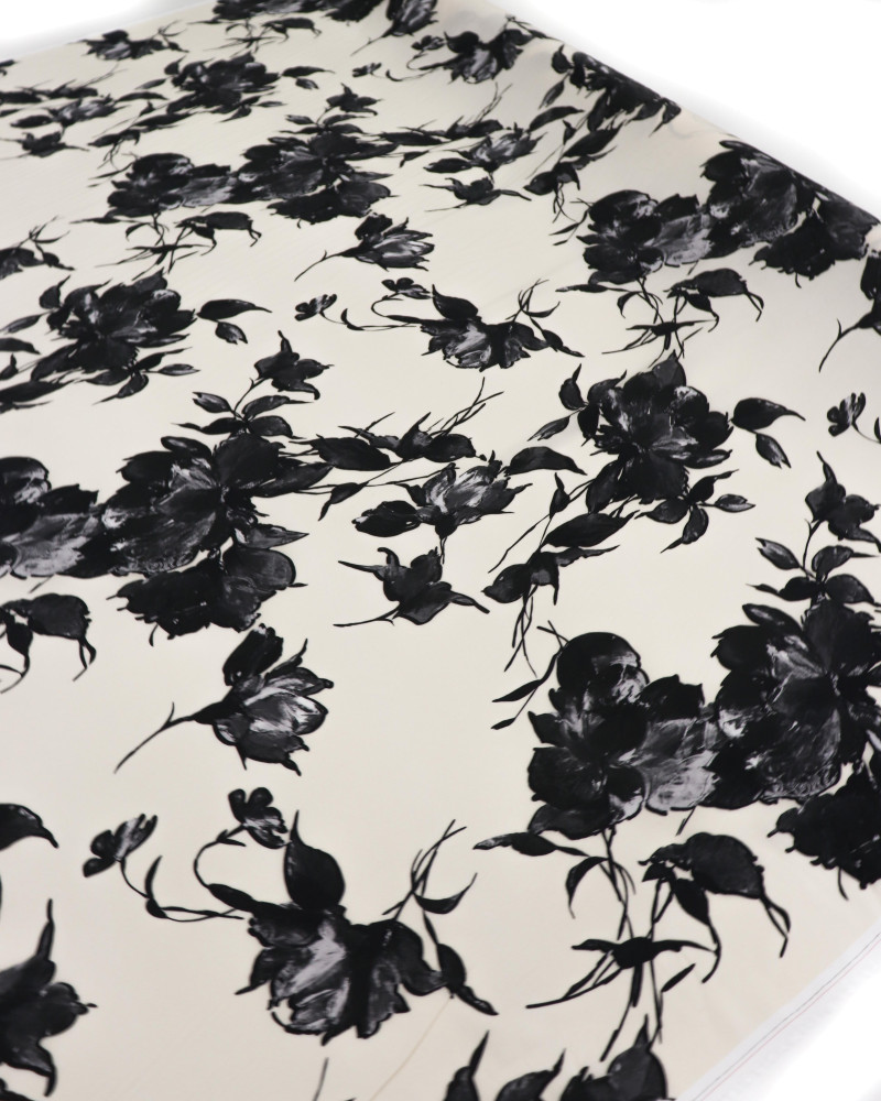 Tecido Viscose Italiano Macro Floral Preto e Creme