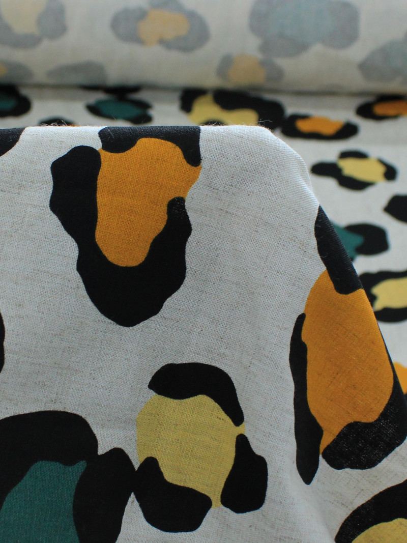 Tecido Linho Misto Leve Macro Animal Print Laranja verde e cru