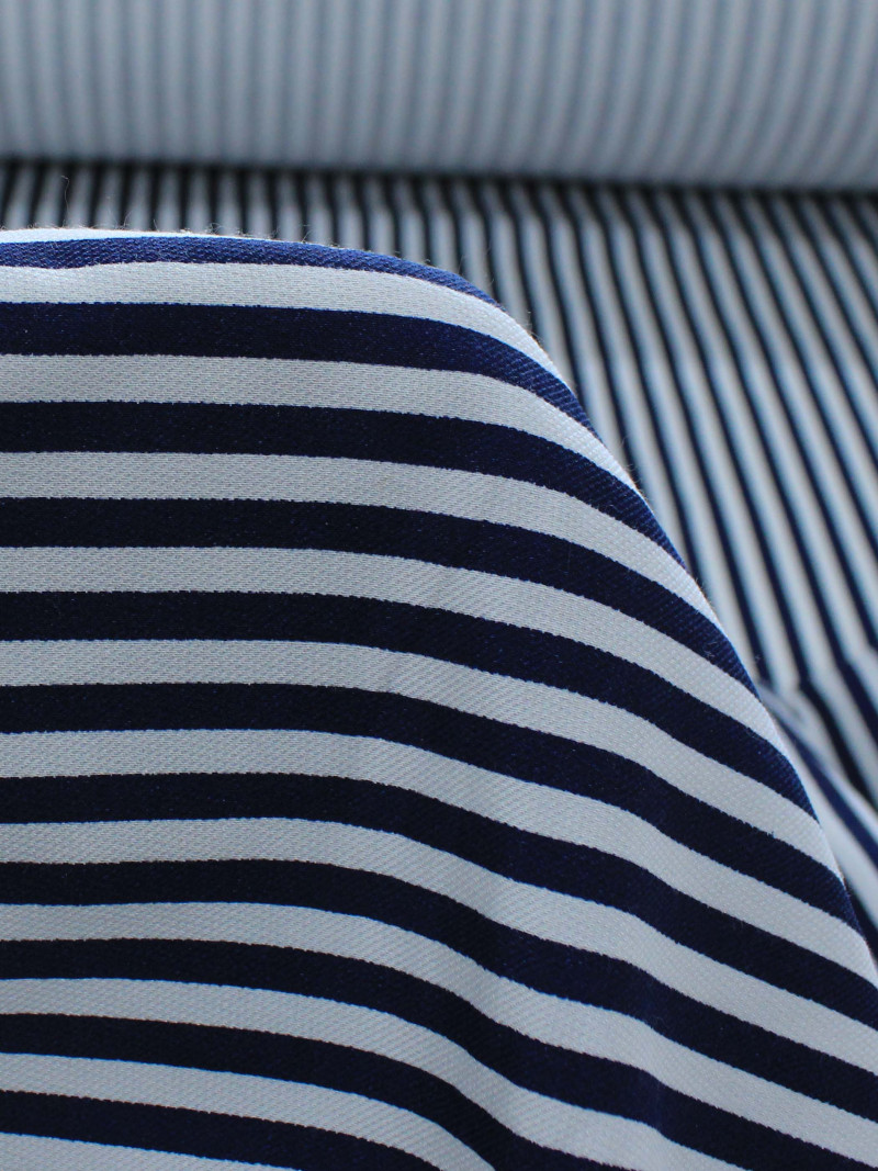 Tecido Alfaitaria de Viscose Listras Azul Marinho e Branco