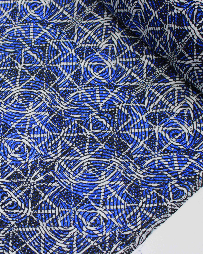 Tecido Crepe Chiffon Italiano Brocado Expirais e Linhas Abstratas Offwhite e Tons de Azul