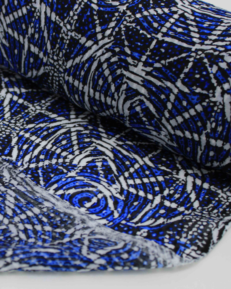 Tecido Crepe Chiffon Italiano Brocado Expirais e Linhas Abstratas Offwhite e Tons de Azul